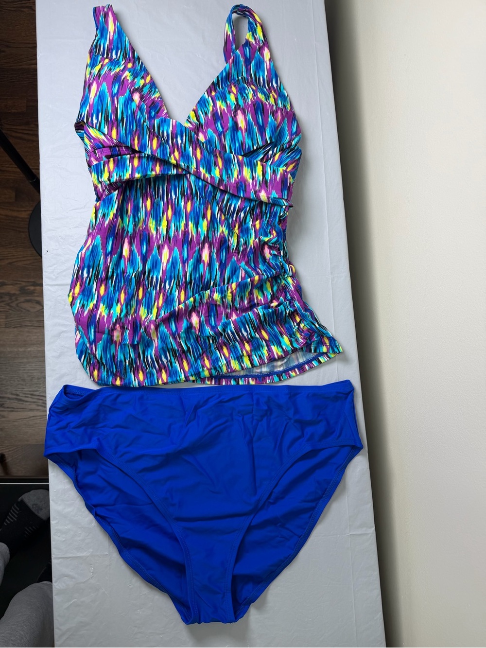 Women's 18 Coastal Rose 2 Piece Tankini Multi Colir With Solid Blue Bottoms NWT